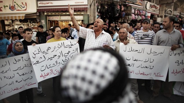 Palestinos durante manifestação anti-EUA em Ramallah, Cisjordânia