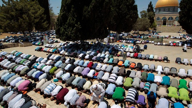 Palestinos oram na mesquita de Al Aqsa, em Jesusalém, na primeira sexta-feira do Ramadã, o mês sagrado dos muçulmanos