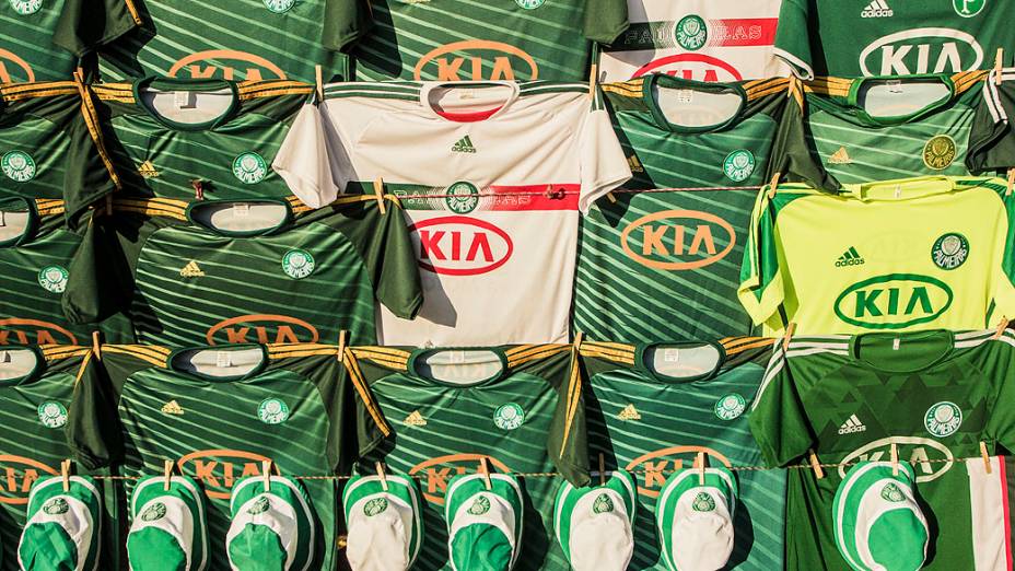 Cambistas vendem camisas do Palmeiras antes da partida contra Atlético-GO válida pela primeira rodada do Brasileiro Série B