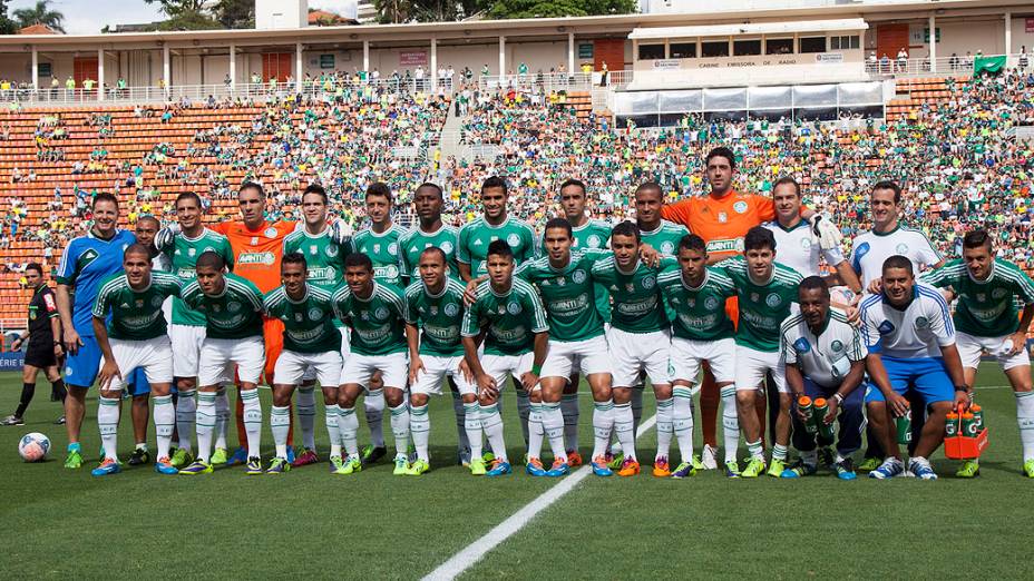 Elenco posa para foto antes de garantir vitória por 3 a 0, sobre o Boa Esporte