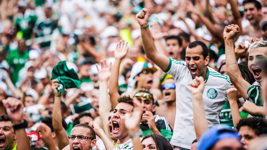 Torcida do Palmeiras comemora o título após a partida entre Palmeiras SP e Boa Esporte MG válida pela Série B do Campeonato Brasileiro 2013, no Estádio Pacaembú em São Paulo (SP), neste sábado (16)