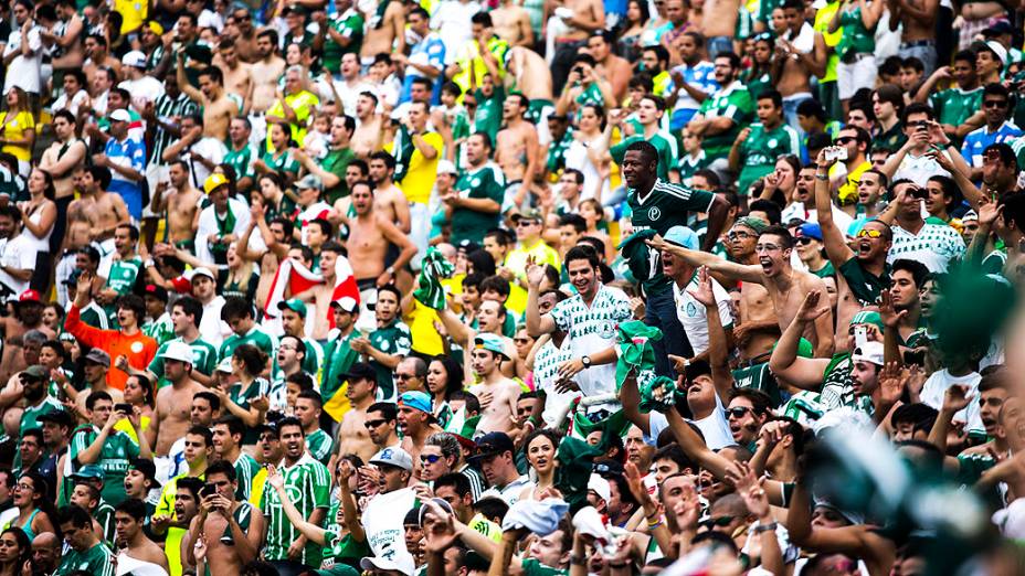 Torcida do Palmeiras comemora o título após a partida entre Palmeiras SP e Boa Esporte MG válida pela Série B do Campeonato Brasileiro 2013, no Estádio Pacaembú em São Paulo (SP), neste sábado (16)