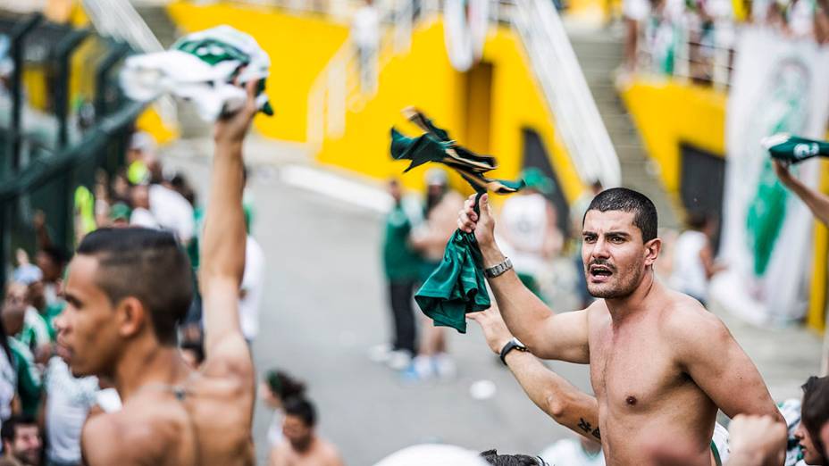 Torcida do Palmeiras comemora o título após a partida entre Palmeiras SP e Boa Esporte MG válida pela Série B do Campeonato Brasileiro 2013, no Estádio Pacaembú em São Paulo (SP), neste sábado (16)