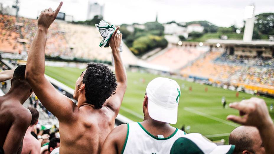 Torcida do Palmeiras comemora o título após a partida entre Palmeiras SP e Boa Esporte MG válida pela Série B do Campeonato Brasileiro 2013, no Estádio Pacaembú em São Paulo (SP), neste sábado (16)