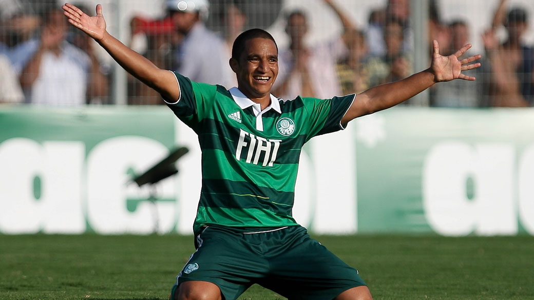 Max Santos, do Palmeiras, comemora seu gol contra a equipe da Ponte Preta durante partida pelo Campeonato Paulista - 17/04/2011