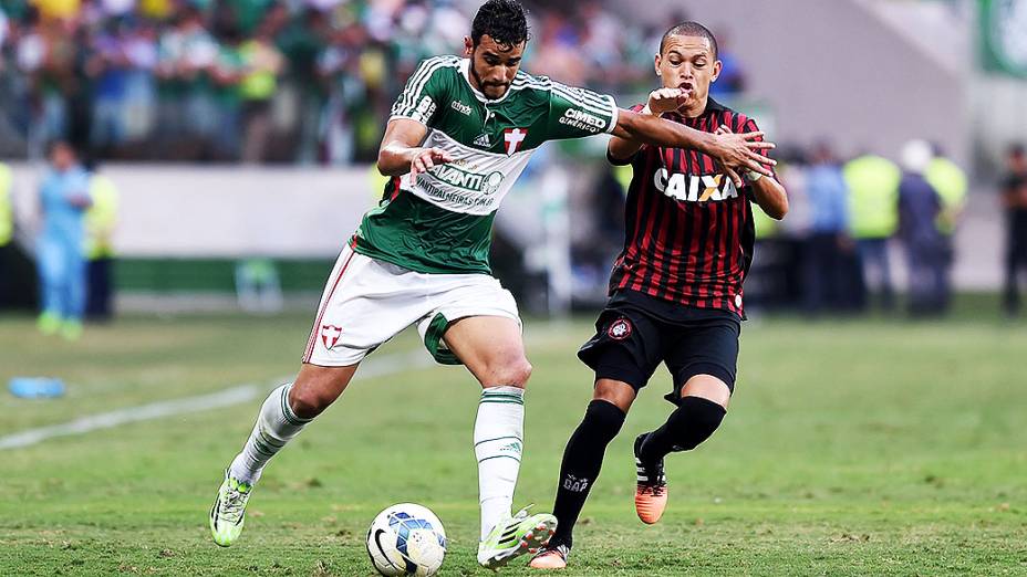 Jogadores do Palmeiras e Atlético Paranaense, durante partida válida pela 38ª rodada do Campeonato Brasileiro 2014