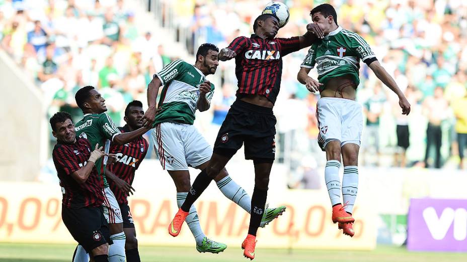 Jogadores do Palmeiras e Atlético Paranaense,  durante partida válida pela 38ª rodada do Campeonato Brasileiro 2014