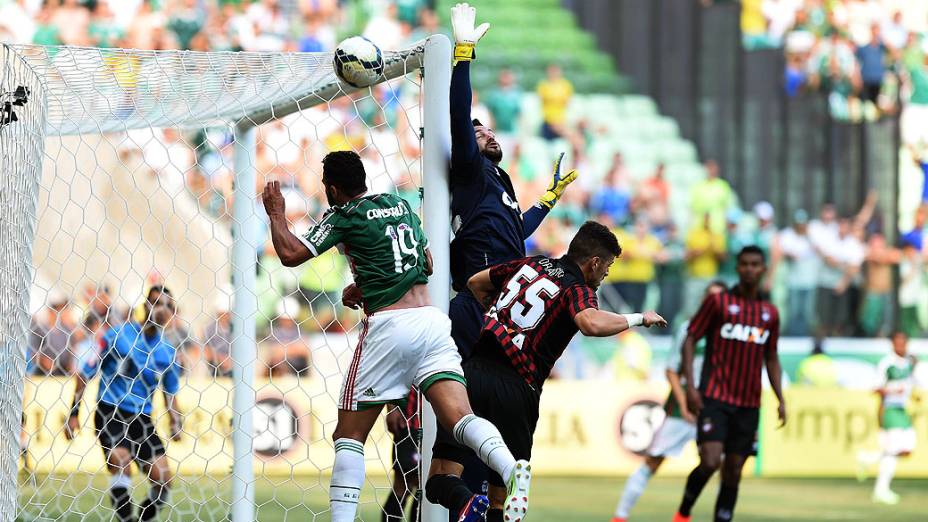 Henrique, do Palmeiras, na partida contra o Atlético Paranaense, válida pela 38ª rodada do Campeonato Brasileiro 2014, realizada no Allianz Parque, em São Paulo, neste domingo (07)