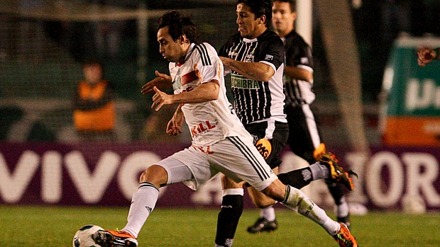 Valdivia (e), do Palmeiras, em lance com jogador do Figueirense, durante partida válida pelo Campeonato Brasileiro, no Estádio Orlando Scarpelli, em Florianópolis