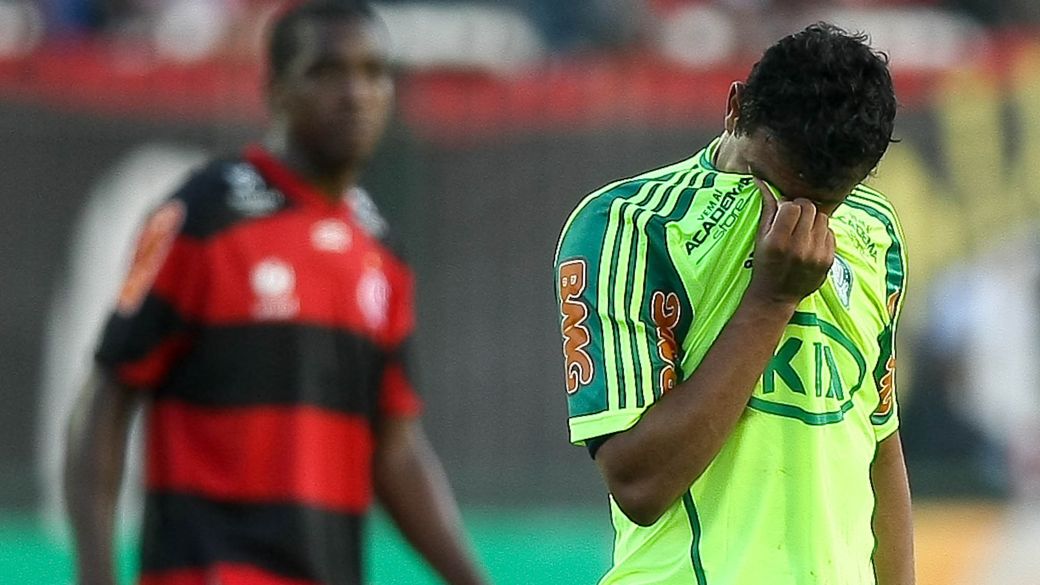 Vinícius, do Palmeiras, sai de campo desolado depois do empate com o Flamengo, que selou o rebaixamento da equipe paulista. O jovem jogador marcou o único gol palmeirense no jogo
