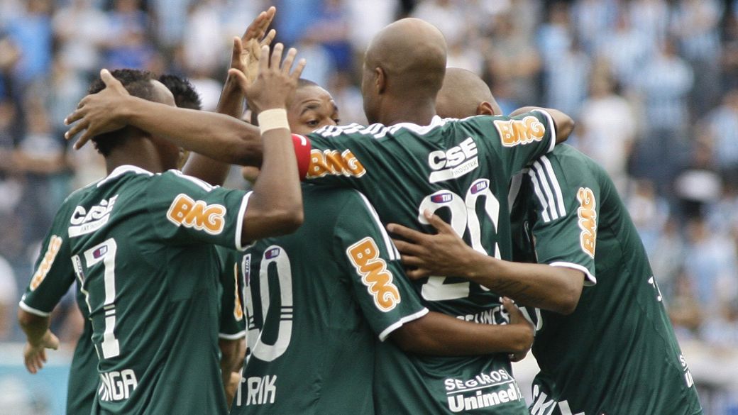 Jogadores do Palmeiras comemoram o gol de Marcos Assunção na partida contra o Grêmio, no Estádio Olímpico, em Porto Alegre