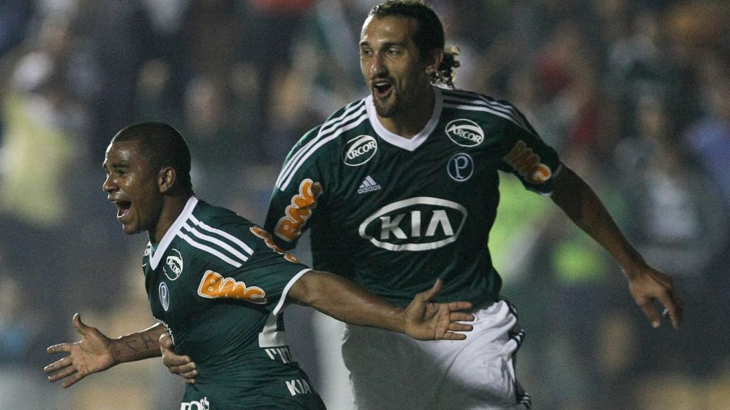 Jogadores do Palmeiras comemoram o gol de Marcos Assunção contra o Paraná Clube, no primeiro jogo das oitavas de final da Copa do Brasil, em Curitiba
