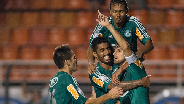 Zagueiro Henrique comemora o primeiro gol do Palmeiras: equipe paulista derrotou o Sporting Cristal por 2 a 1