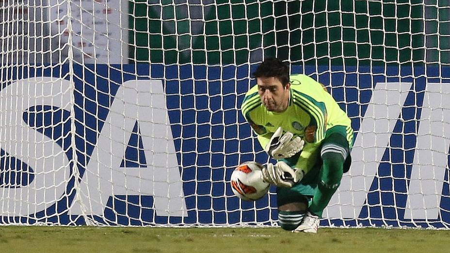 O goleiro Bruno, do Palmeiras, no momento da falha: frango acabou sendo erro capital