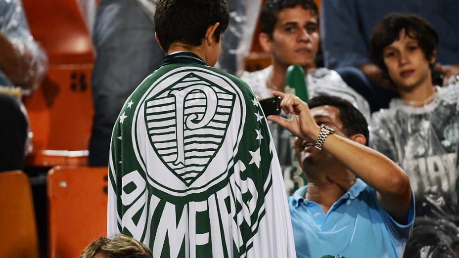 Torcida palmeirense empurra o time na partida contra o Libertad, válida pela fase de grupos da Copa Libertadores no estádio do Pacaembu