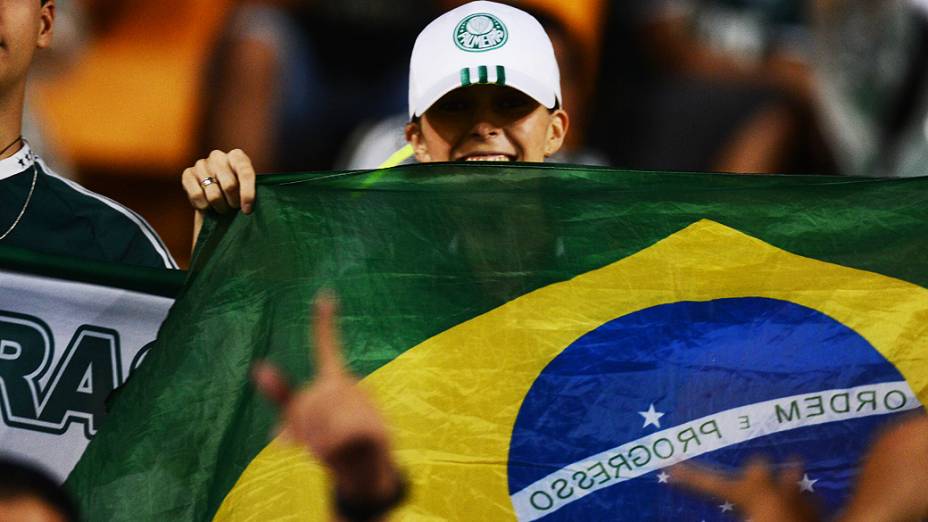 Torcida palmeirense empurra o time na partida contra o Libertad, válida pela fase de grupos da Copa Libertadores no estádio do Pacaembu