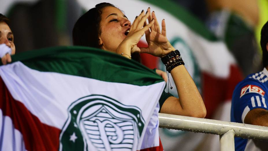 Torcida palmeirense empurra o time na partida contra o Libertad, válida pela fase de grupos da Copa Libertadores no estádio do Pacaembu