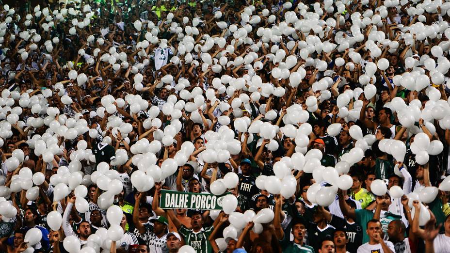 Torcida palmeirense empurra o time na partida contra o Libertad, válida pela fase de grupos da Copa Libertadores no estádio do Pacaembu