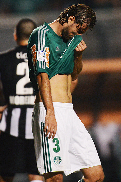 Zagueiro Henrique do Palmeiras durante partida contra o Libertad válida pela fase de grupos da Copa Libertadores no estádio do Pacaembu