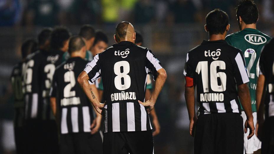 Volante Guiñazu do Libertad durante partida contra o Palmeiras válida pela fase de grupos da Copa Libertadores no estádio do Pacaembu