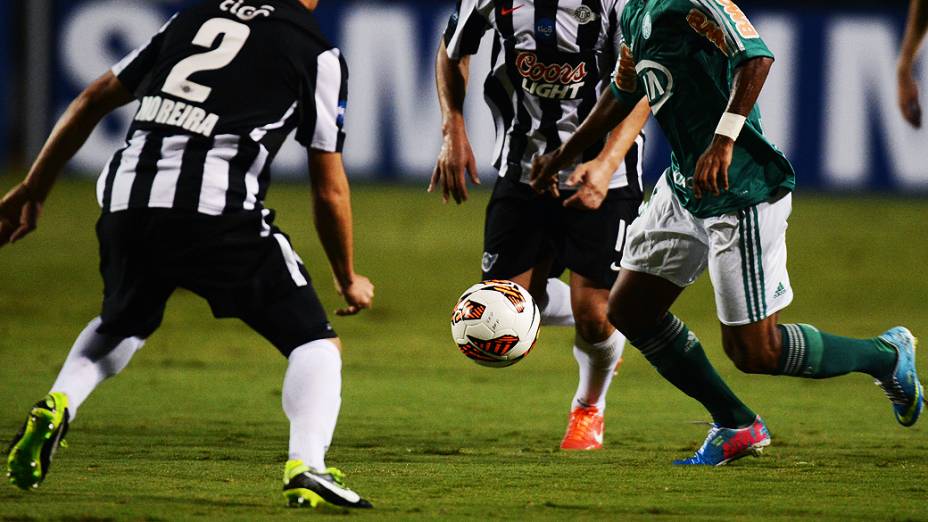 Lance durante partida do Palmeiras contra o Libertad do Paraguai válida pela fase de grupos da Copa Libertadores no estádio do Pacaembu