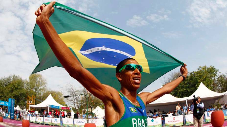 O brasileiro Solonei Silva comemora vitória na maratona masculina, no último dia dos Jogos Pan-Americanos em Guadalajara, México, em 30/10/2011