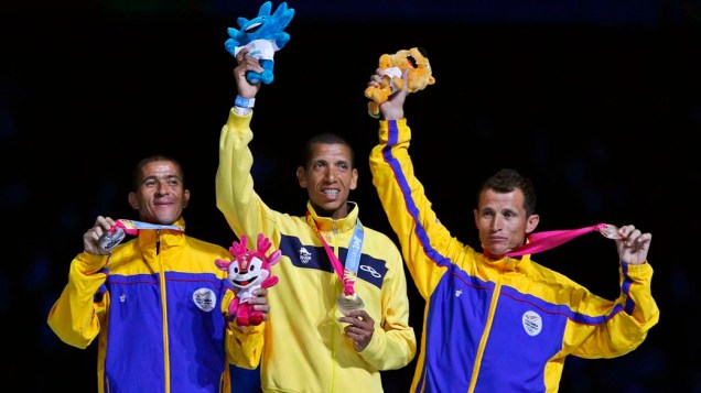 O colombiano Diego Alberto, medalha de prata, o brasileiro Solonei Silva, medalha de ouro e o colombiano Juan Carlos Cardona, melhada de bronze na maratona masculina, durante a cerimônia de encerramento dos Jogos Pan-Americanos em Guadalajara, México, em 30/10/2011