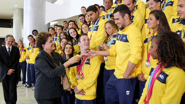 Dilma Rousseff cumprimenta medalhistas dos Jogos PanAmericano de 2011