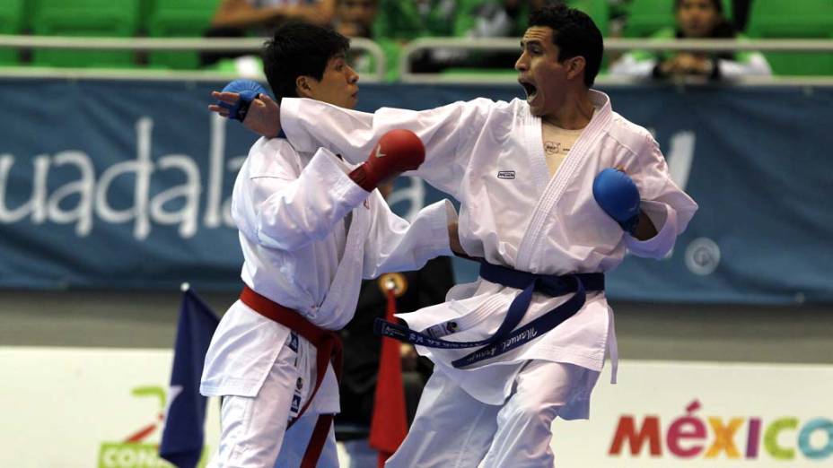 O peruano Denins Alexander e o mexicano Manuel Fernando Auraujo durante competição de caratê, no décimo quarto dia dos Jogos Pan-Americanos em Guadalajara, México, em 28/10/2011