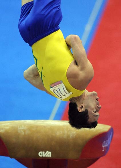 O brasileiro Diego Hypolito medalha de ouro na prova de salto, no décimo quarto dia dos Jogos Pan-Americanos em Guadalajara, México, em 28/10/2011