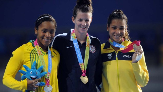 A jamaicana Alia Atkison, medalha de prata, a americana Julia Smit, medalha de ouro, e a brasileira Joanna Maranhão, medalha de bronze nos 200m medley, no quinto dia dos Jogos Pan-Americanos em Guadalajara, México, em 19/10/2011