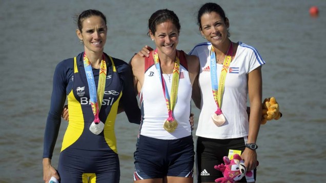 A brasileira Fabiana Beltrame, medalha de prata, a americana Jennifer Goldsack, medalha de ouro, e a cubana Yaima Velazquez, medalha de bronze no remo, no quinto dia dos Jogos Pan-Americanos em Guadalajara, México, em 19/10/2011