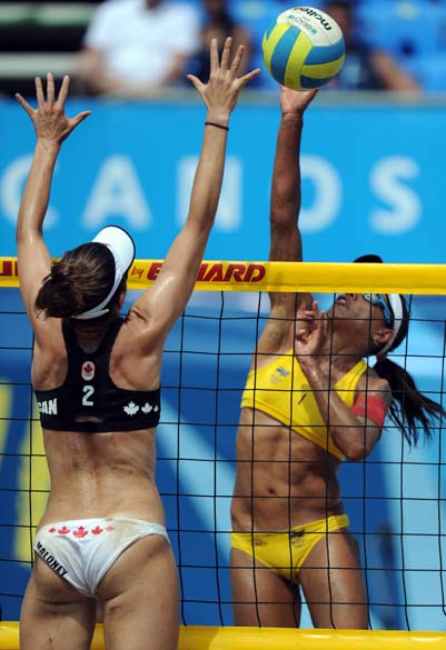 Dupla brasileira de vôlei de praia feminino em partida das quartas de final, no quinto dia dos Jogos Pan-Americanos em Guadalajara, México, em 19/10/2011