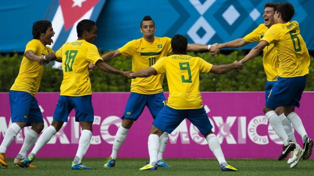 Equipe brasileira de futebol comemora gol na partida contra a equipe argentina em jogo de classificação, no quinto dia dos jogos Pan-Americanos em Guadalajara, no México, em 19/10/2011