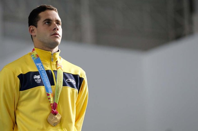 O brasileiro Thiago Pereira no pódio com a medalha de ouro após a prova dos 200 metros medley, no quinto dia dos Jogos Pan-Americanos em Guadalajara, México, em 19/10/2011