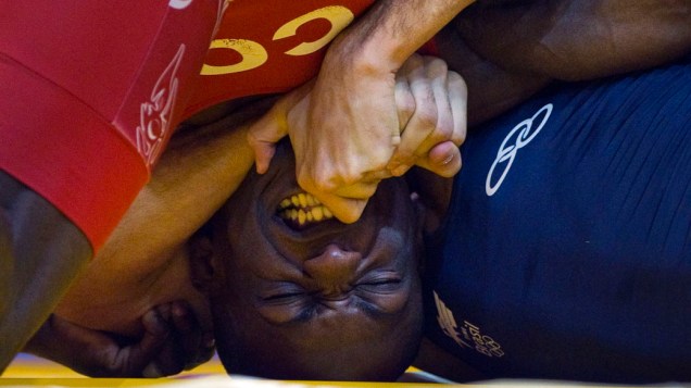 O brasileiro Rafael Pascoa dá uma cheva no colombiano Juan Lopez em partida de luta livre, no sexto dia dos Jogos Pan-Americanos em Guadalajara, México, em 20/10/2011