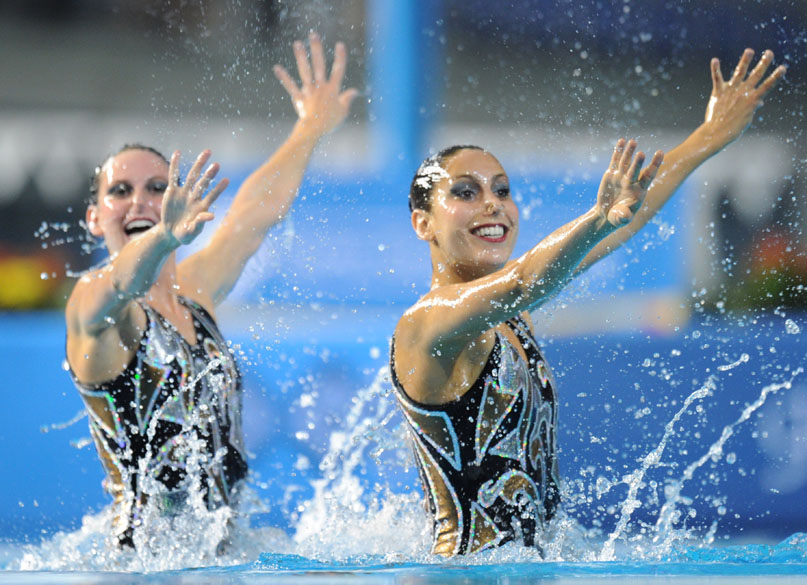 As brasileiras Lara Teixeira e Nayara Figueira em apresentação na final de nado sincronizado em dupla, no sexto dia dos Jogos Pan-Americanos em Guadalajara, México, em 20/10/2011