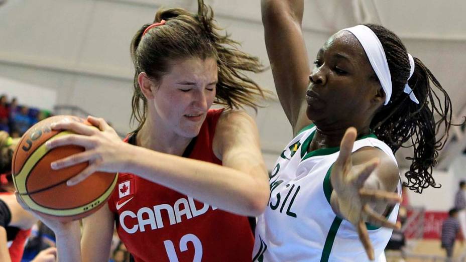 Disputa de bola entre a canadense Emma Wolfram e a brasileira Clarissa Dos Santos durante partida de basquete, no sétimo dia dos Jogos Pan-Americanos em Guadalajara, México, em 21/10/2011