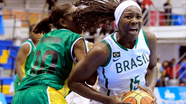A brasileira Clarissa dos Santos durante partida de basquete contra a Jamaica, no oitavo dia dos Jogos Pan-Americanos em Guadalajara, México, em 22/10/2011