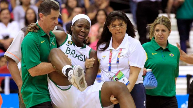 A brasileira Clarissa dos Santos se machuca durante partida de basquete contra a Jamaica, no oitavo dia dos Jogos Pan-Americanos em Guadalajara, México, em 22/10/2011