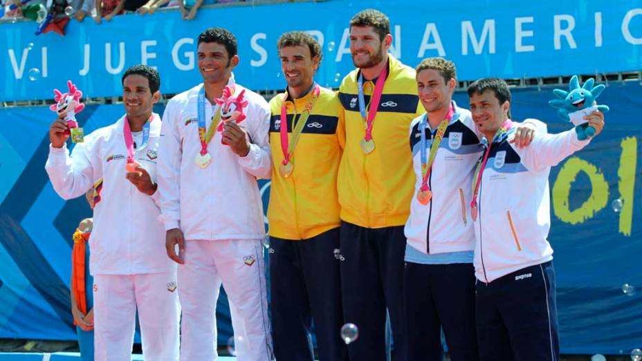 Os brasileiros Alisson Cerruti e Emanuel Rego, medalhistas de ouro no vôlei masculino, no oitavo dia dos Jogos Pan-Americanos em Guadalajara, México, em 22/10/2011