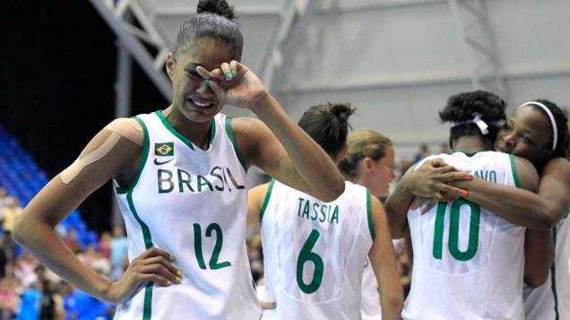 Equipe brasileira de basquete após perder para a equipe de Porto Rico na semifinal, no décimo dia dos Jogos Pan-Americanos em Guadalajara, México, em 24/10/2011