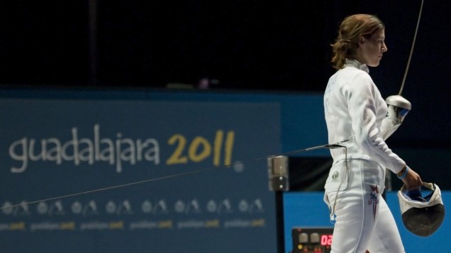A americana Kelley Hurley após esgrima com a argentina Elida Aguero, no décimo segundo dia dos Jogos Pan-Americanos em Guadalajara, México, em 26/10/2011