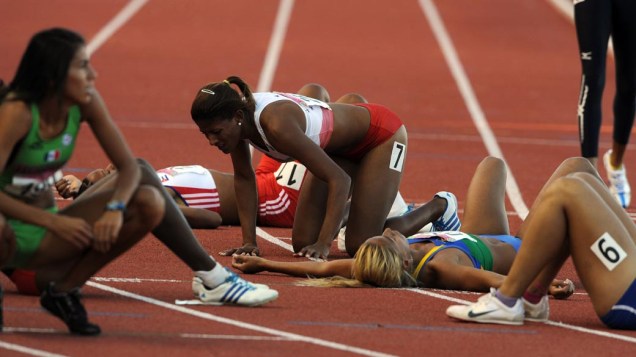 Atletas descansam após corrida de 400 m feminina, no décimo segundo dia dos Jogos Pan-Americanos em Guadalajara, México, em 26/10/2011