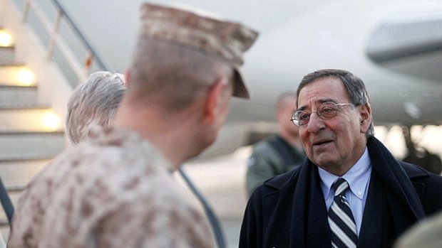 O secretário americano de Defesa, Leon Panetta, conversa com o general John Allen em Cabul