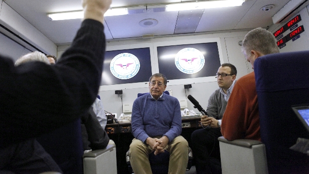 O secretário de Defesa americano, Leon Panetta (centro), durante entrevista em avião da Força Aérea dos EUA
