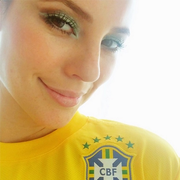 Paola Oliveira veste camisa do Brasil.