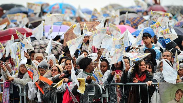 Multidão aguarda papa Francisco debaixo de chuva em Aparecida do Norte
