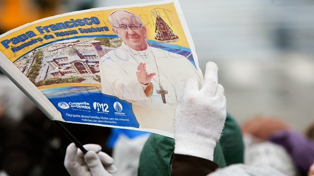 Fiél segura bandeira com a imagem do papa Francisco durante a Jornada Mundial da Juventude, em Aparecida do Norte
