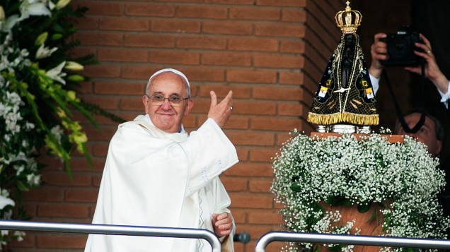 Papa Francisco na saída da Basílica de Nossa Senhora Aparecida